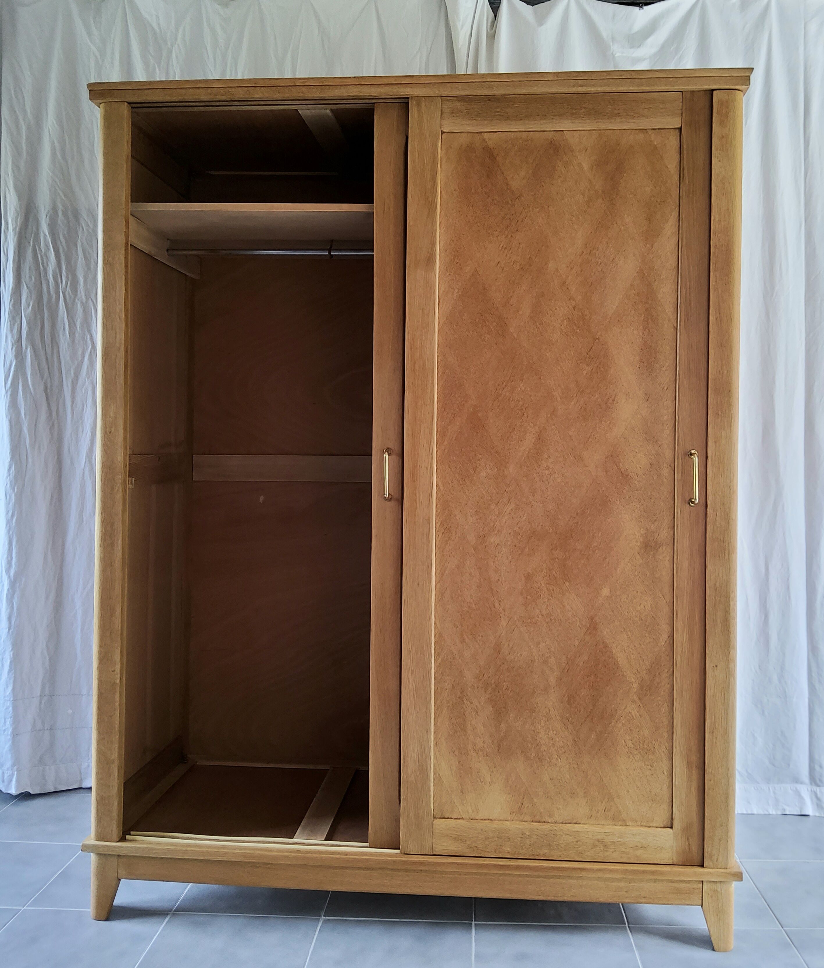 Parisian wardrobe with sliding doors