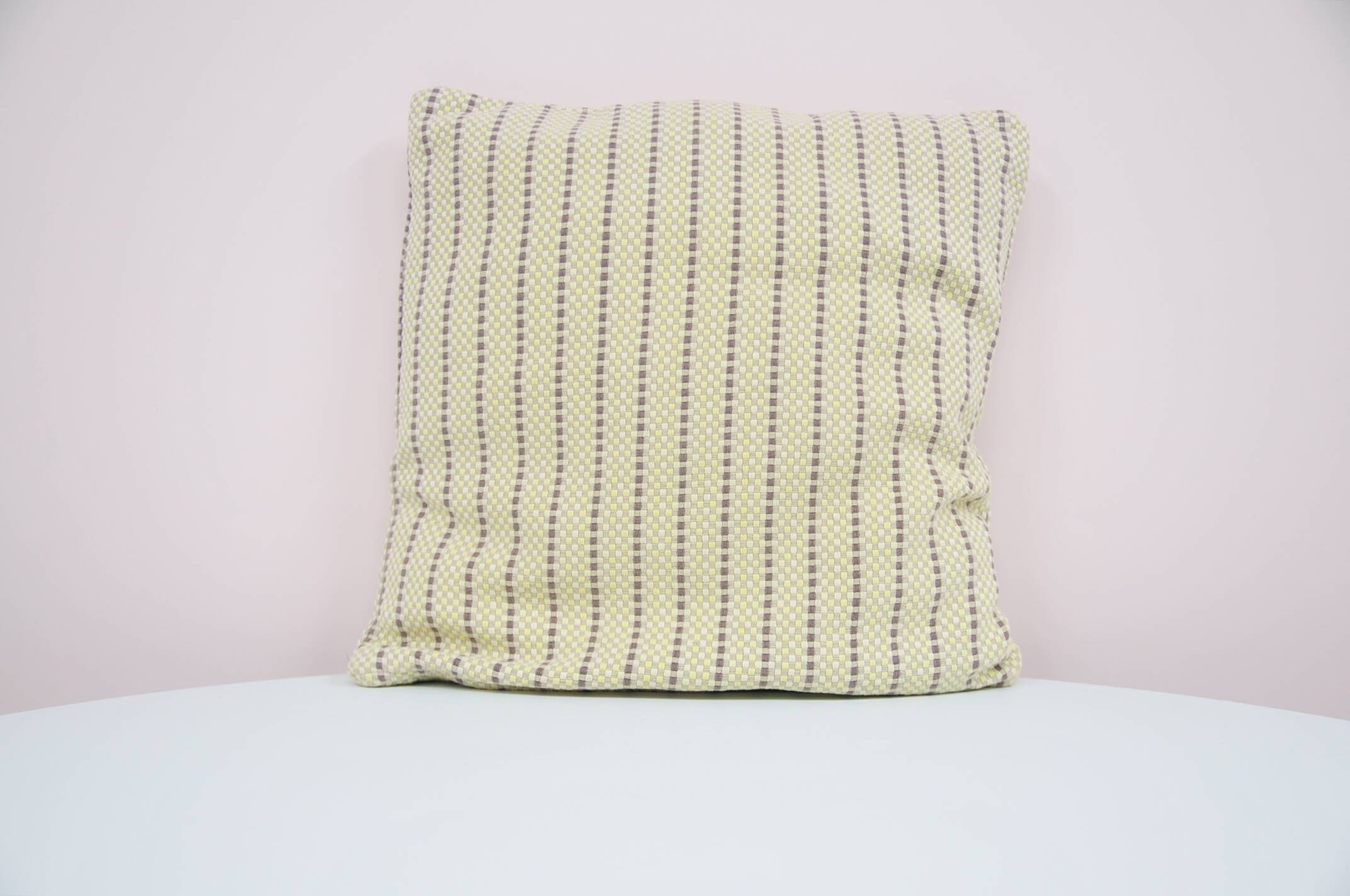 Coussin vintage à rayures beiges