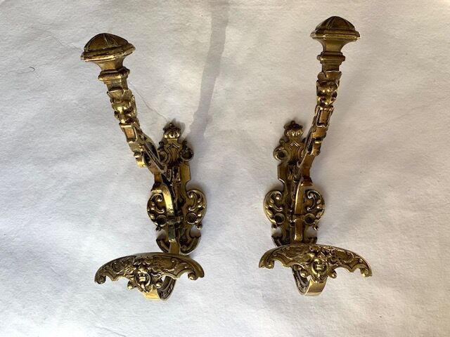 Gilded bronze hook nineteenth, Louis XVI, chimera decoration