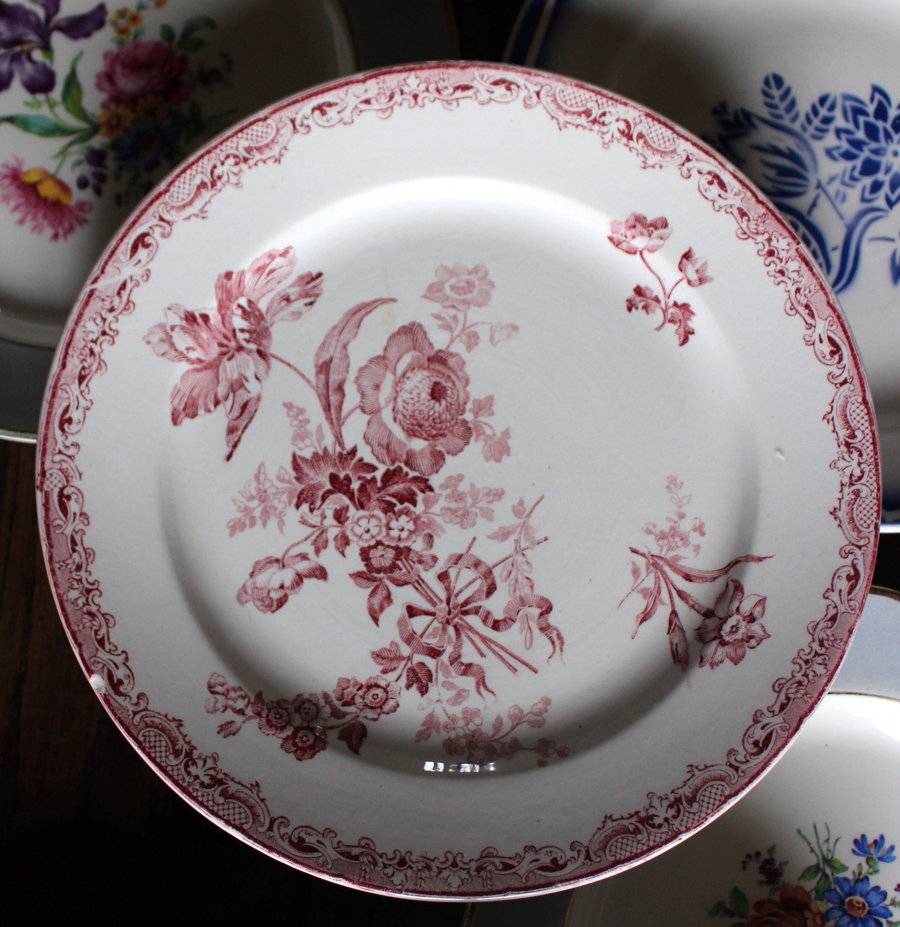 A set of 4 flat plates in pink and blue with Fontanges flowers from Sarreguemines.