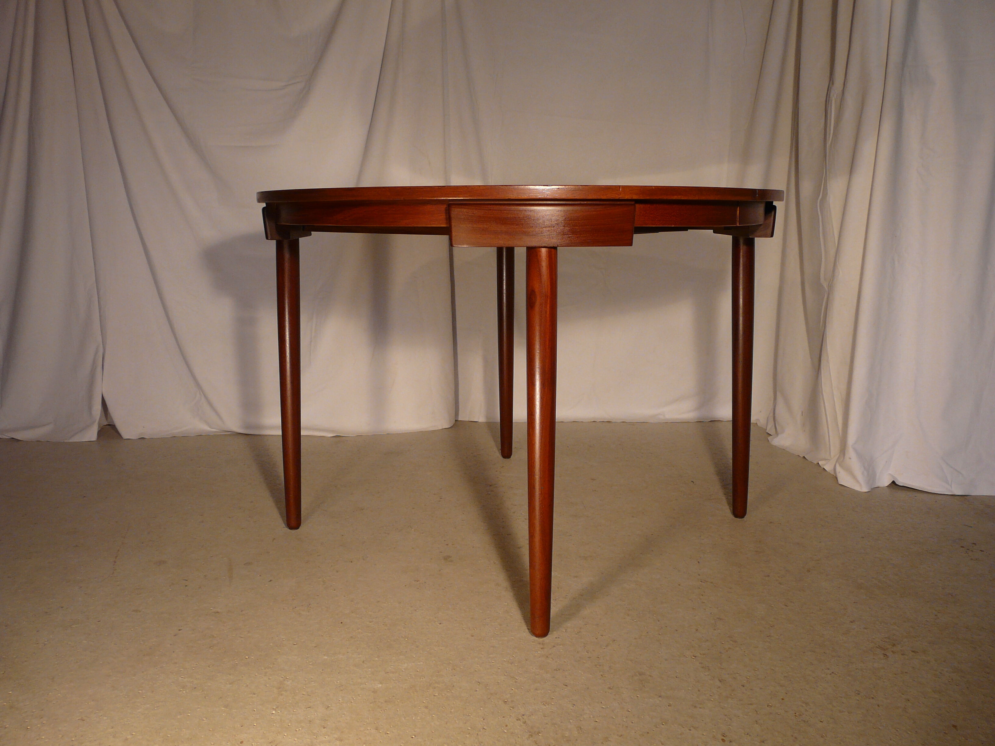 Scandinavian extendable round table Hans Olsen