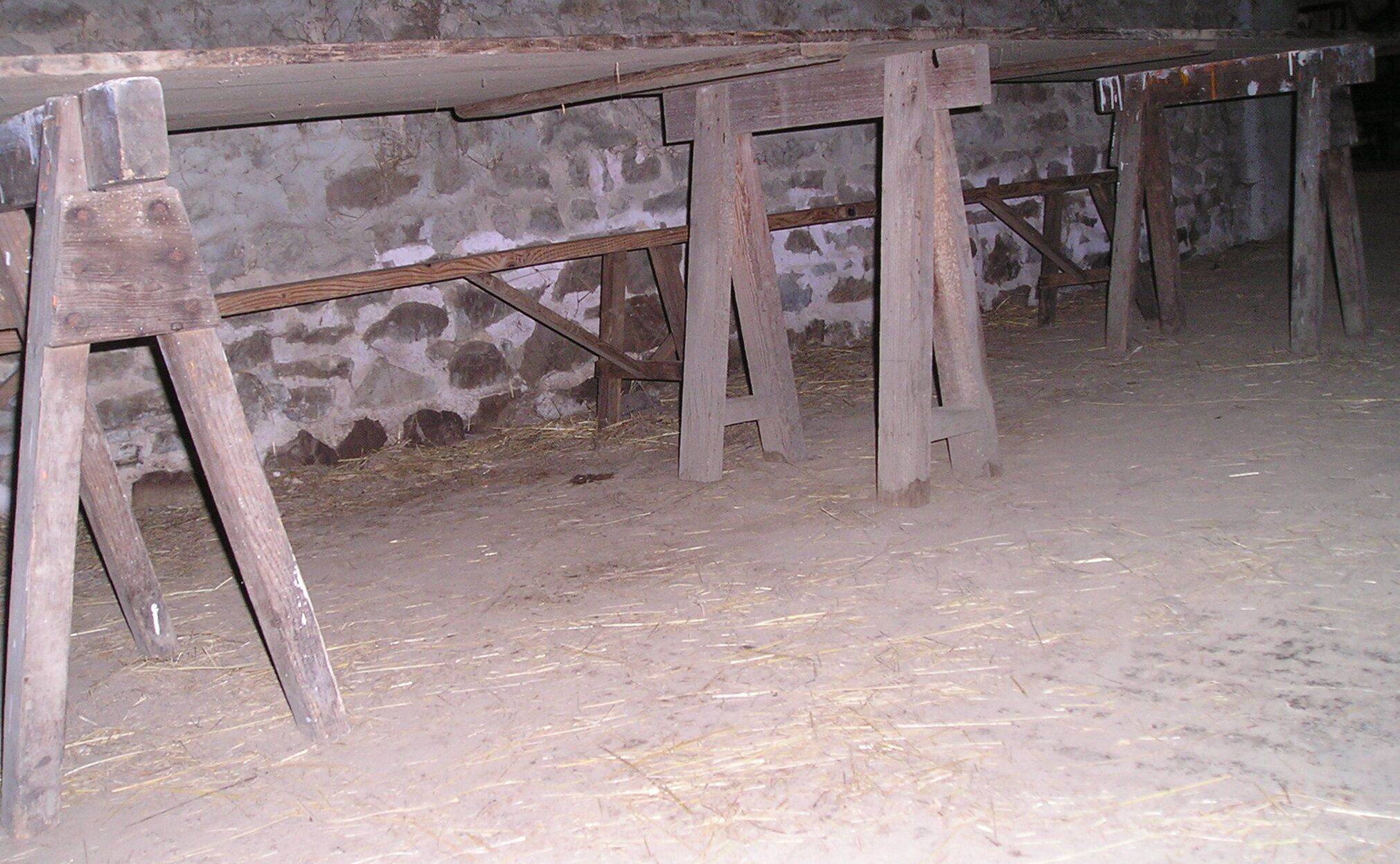 Rustic tray table with 3 trestles and 2 benches, 4 meters long