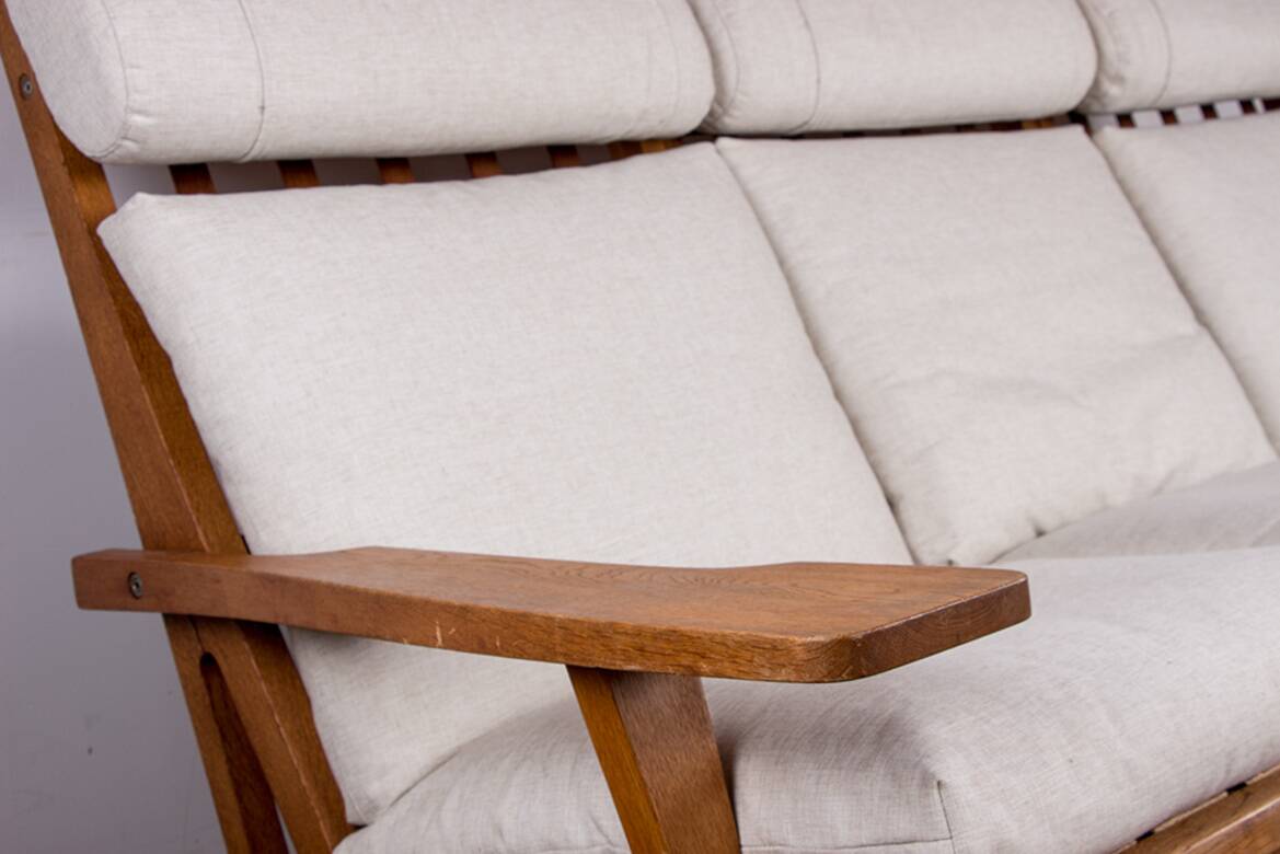 Danish sofa in solid oak and fabric, model GE375 by Hans Wegner 1960.