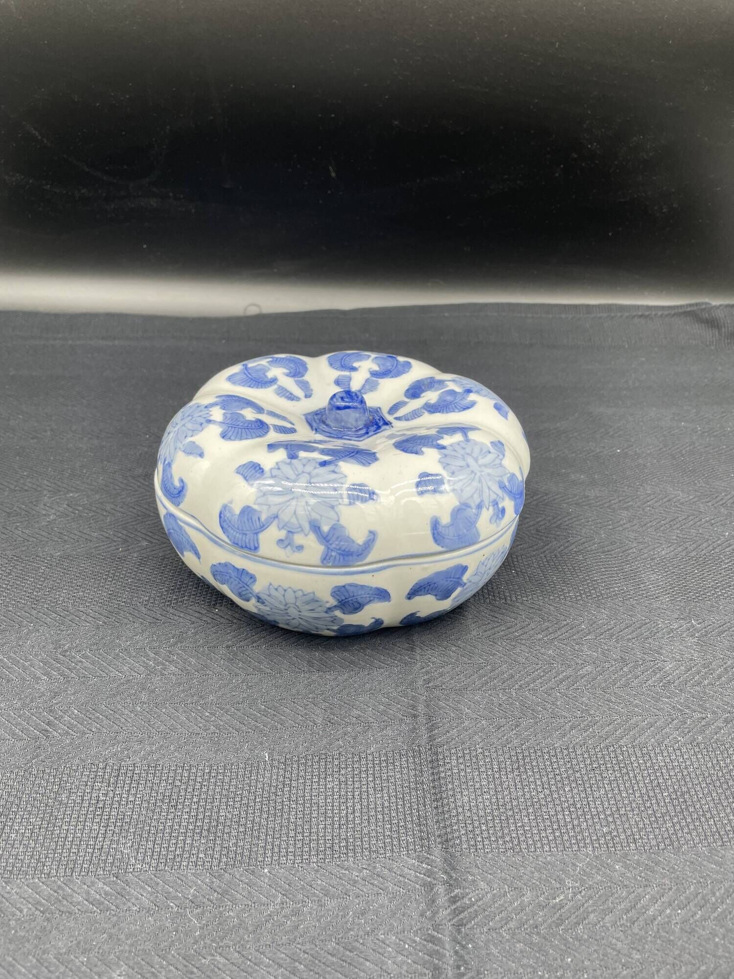 Chinese covered pot, box, jewelry box, pumpkin, white porcelain, China blue plant decor