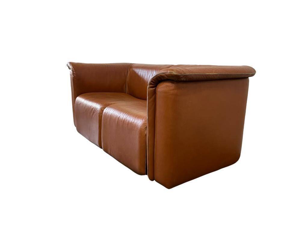 Canapé vintage en cuir couleur cognac deux places