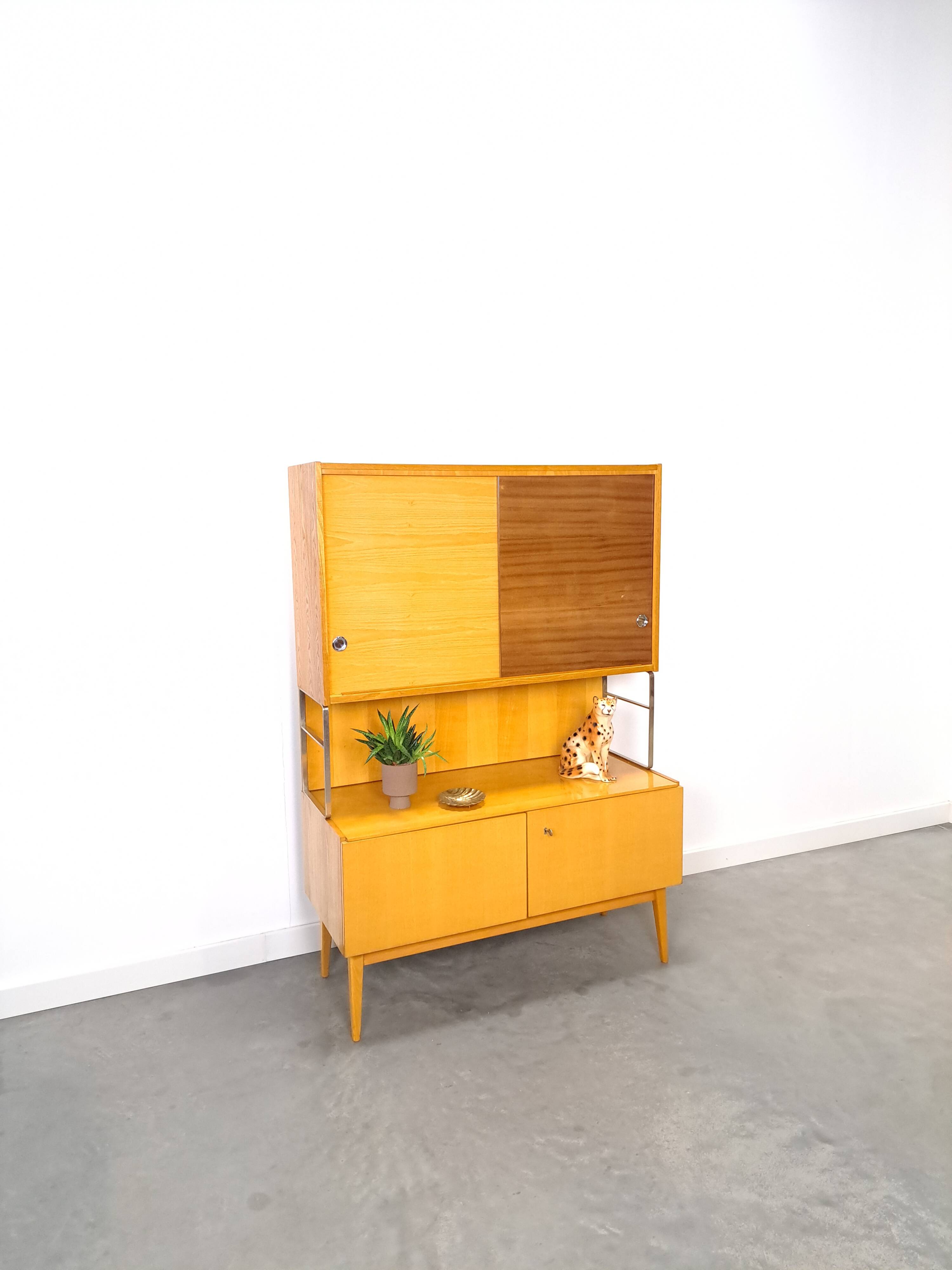 Jitona design vitrinekast met 2 kleuren fineer en schuifdeuren