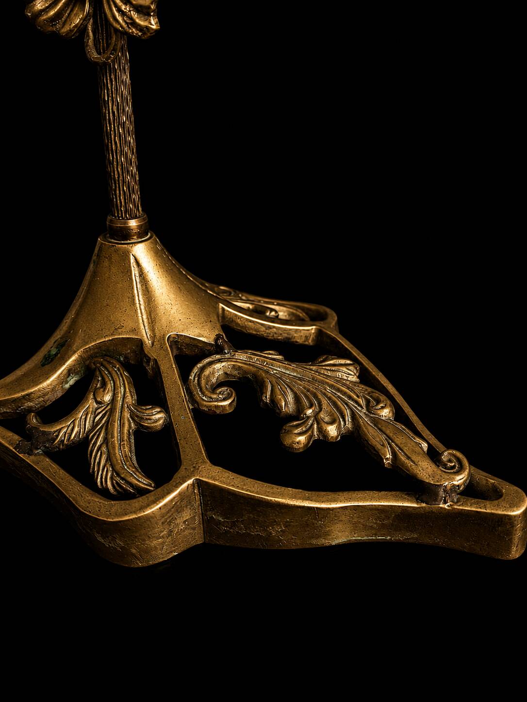 Art Nouveau lamp signed LAFLOR, marbled glass with enamel floral decoration.