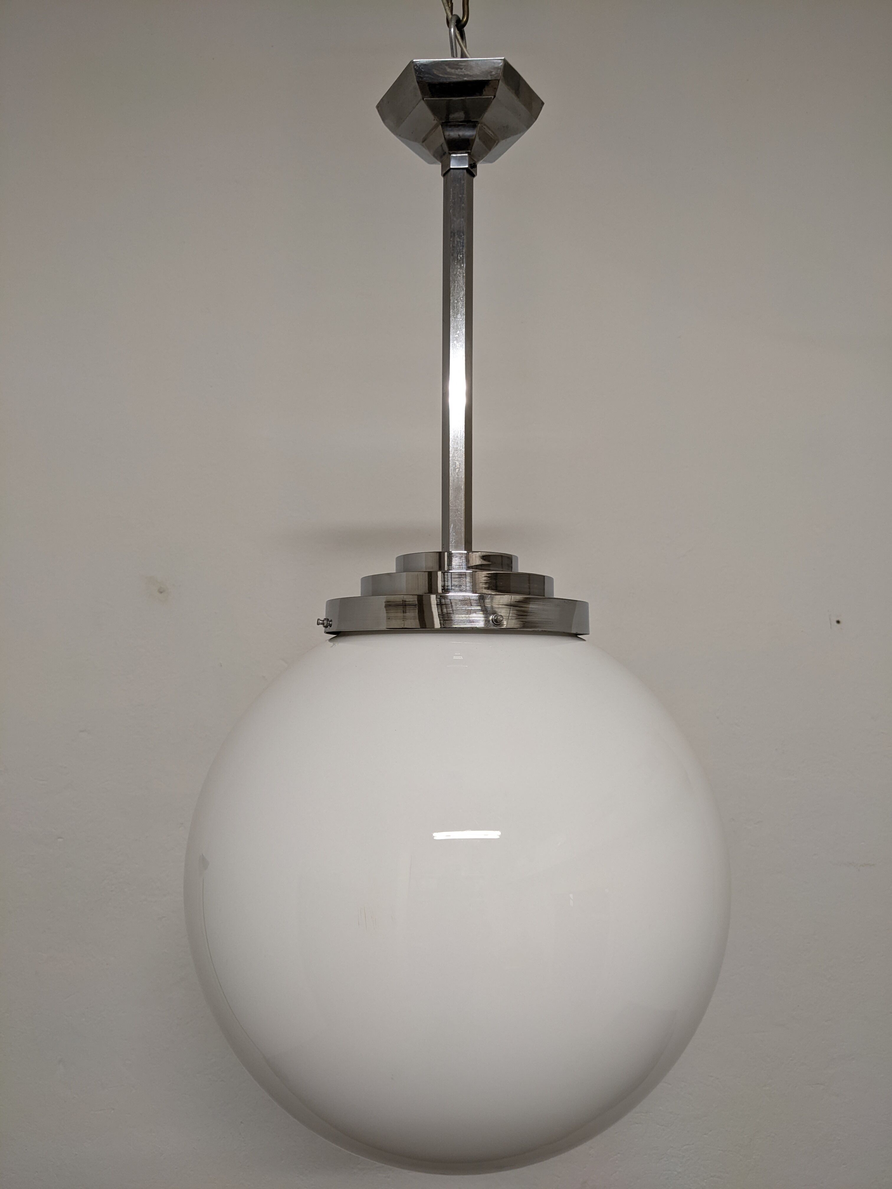 Ball suspension in opaline art deco