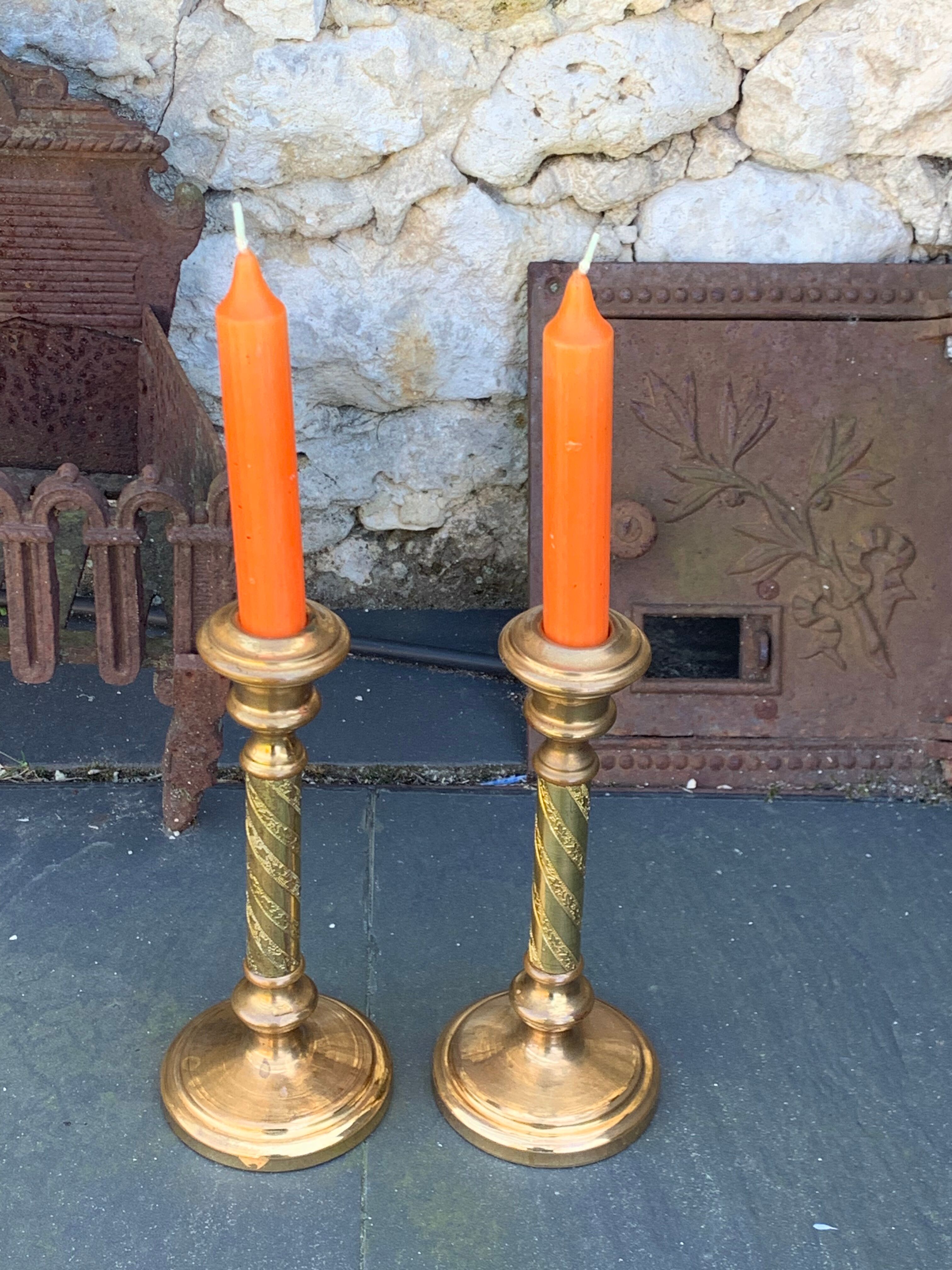 Set of two candlesticks in brass dore, pattern of ivy leaves chiseles on the columns, vintage