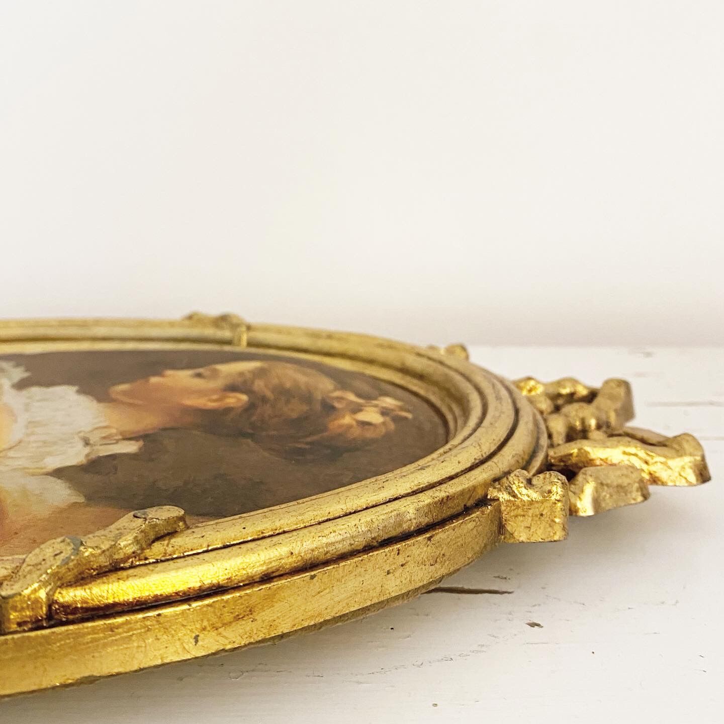 Gilded silk "the e-reader" frame
