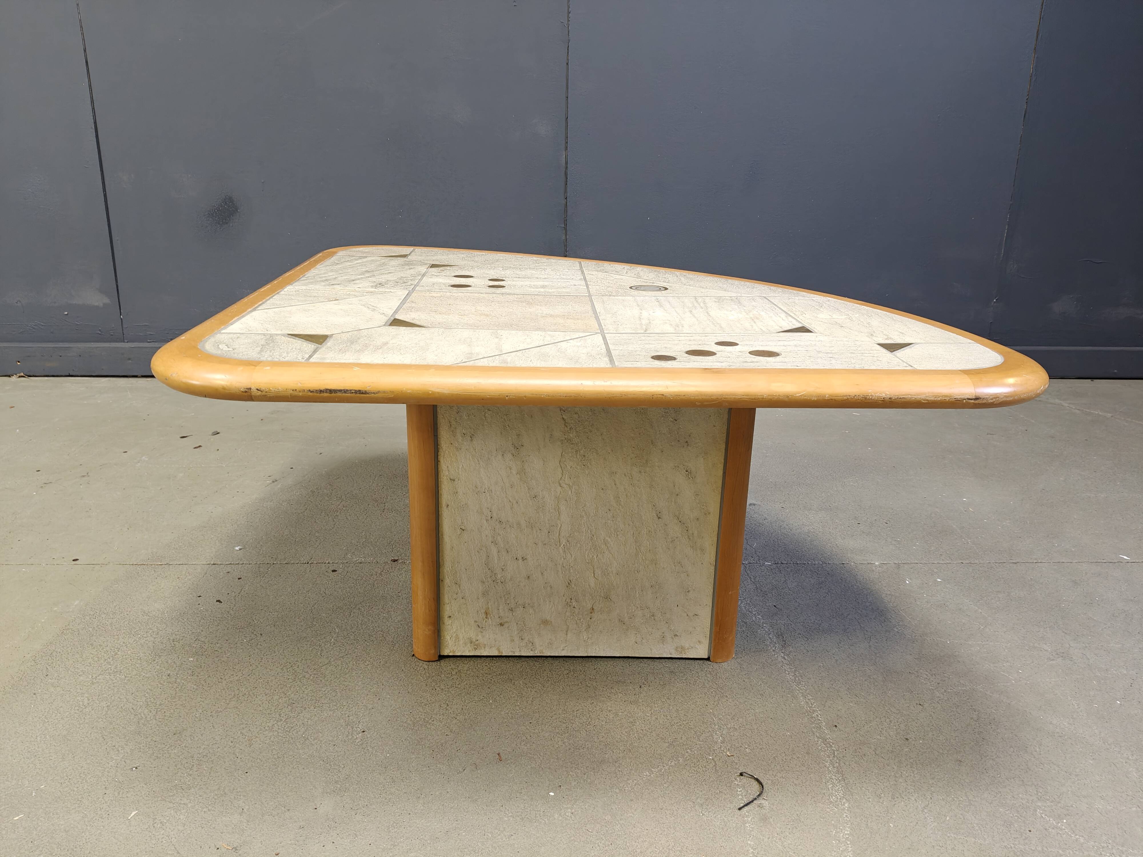 Table basse triangulaire attribuée à Paul Kingma, années 1980