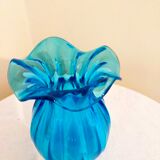 Vase bleu en verre soufflé