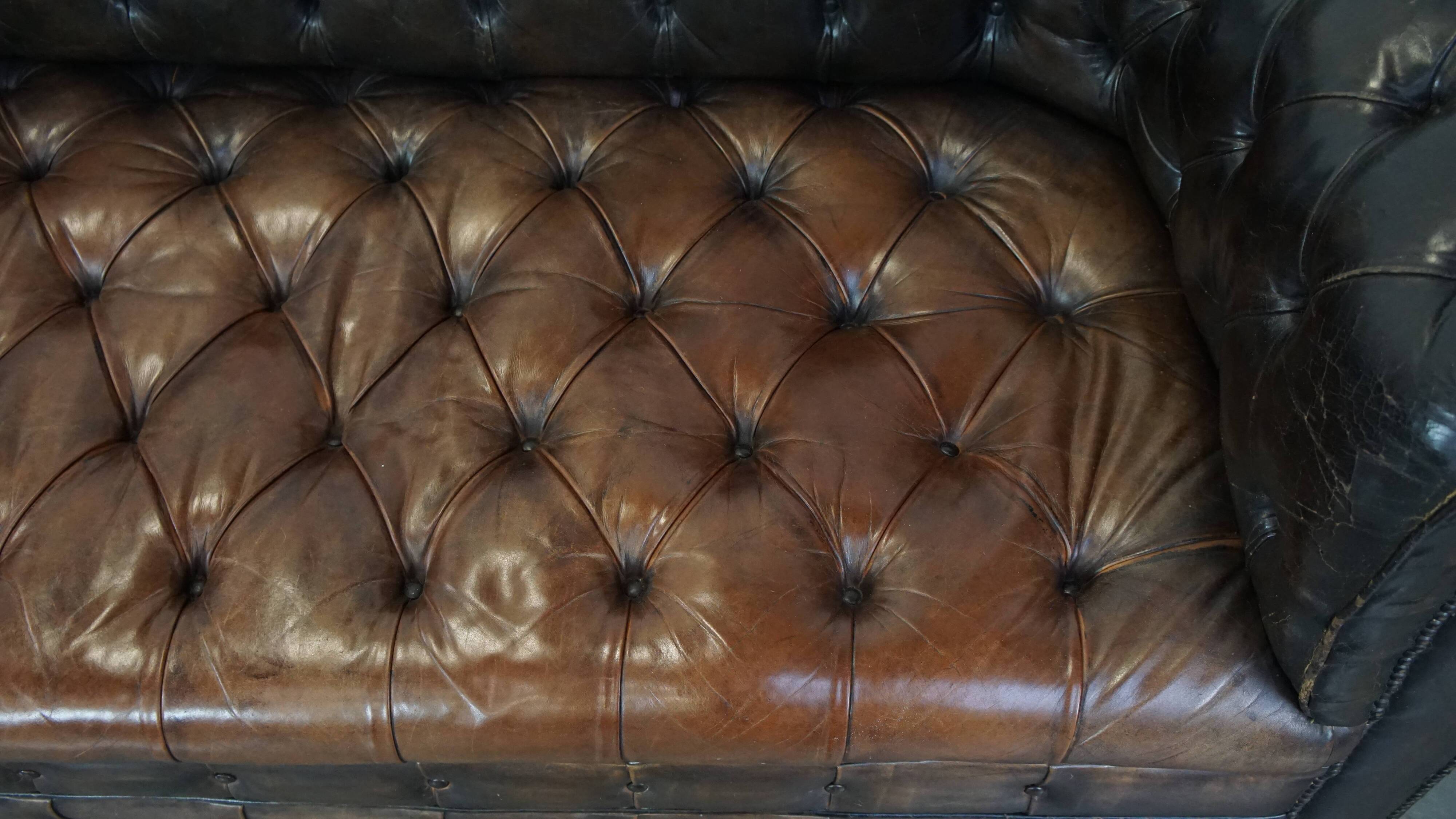 Canapé chesterfield 3 places en cuir de vachette patiné