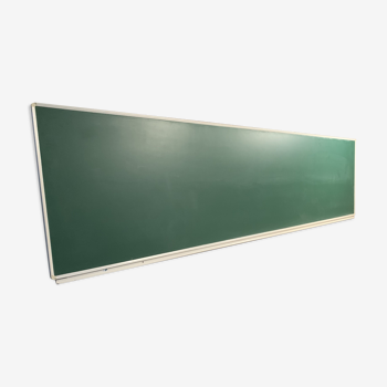 Tableau scolaire mural vert avec porte craies