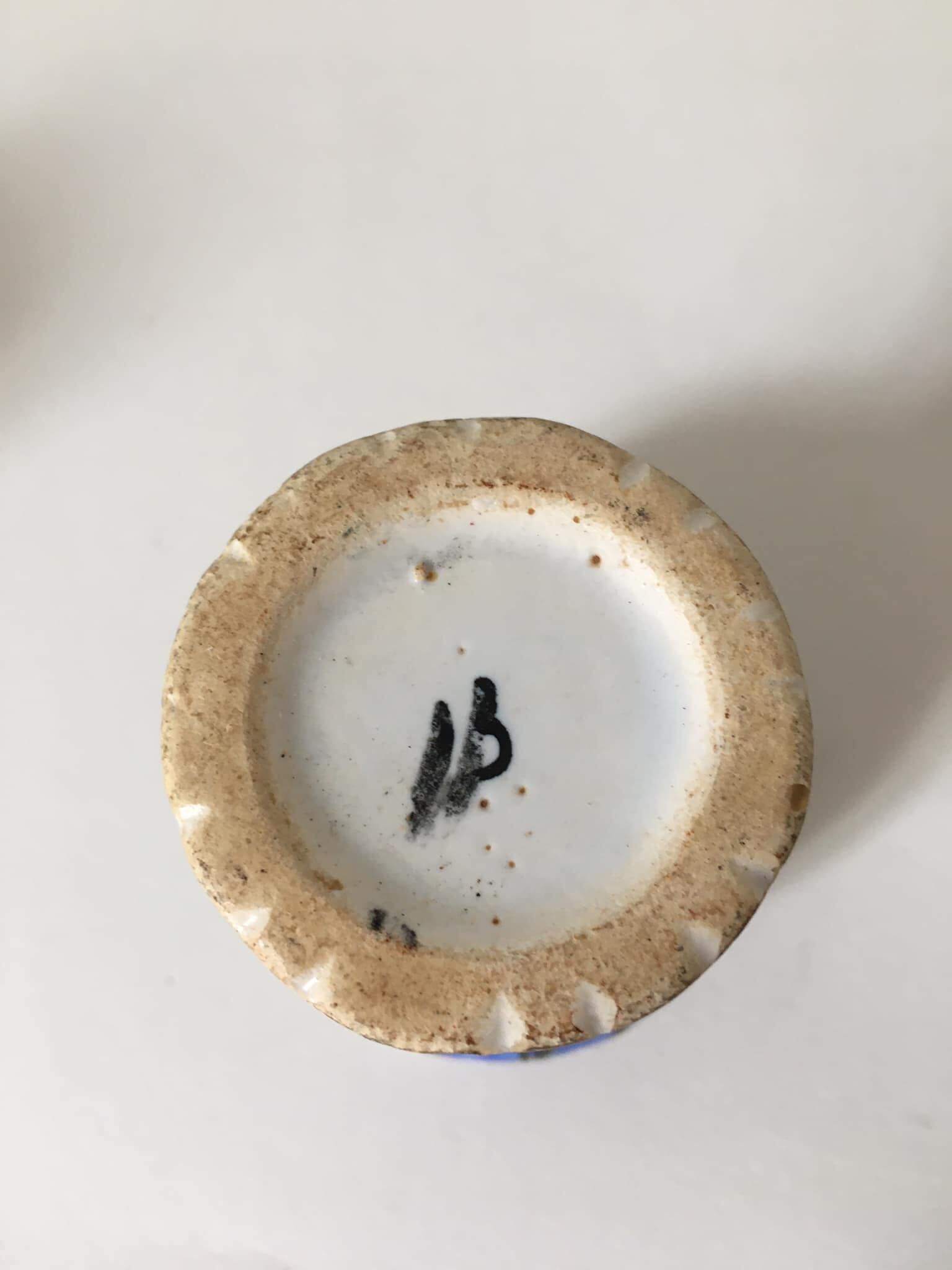 4 coquetiers dépareillés en porcelaine (3 signés : Henriot Quimper, JR Sarlat, et Alain Blanchard)