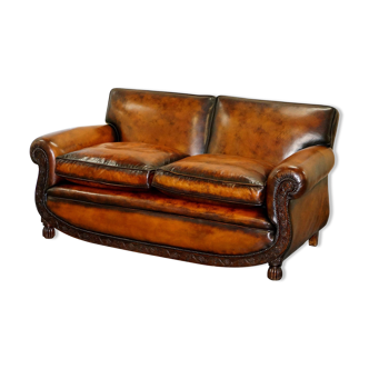 Two-seater canapé in aged leather, Victorian style.
