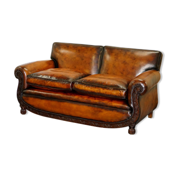 Two-seater canapé in aged leather, Victorian style.