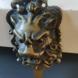 Porte Manteau mural/Patère Tête de Lion Art Déco. En bronze doré/19cm