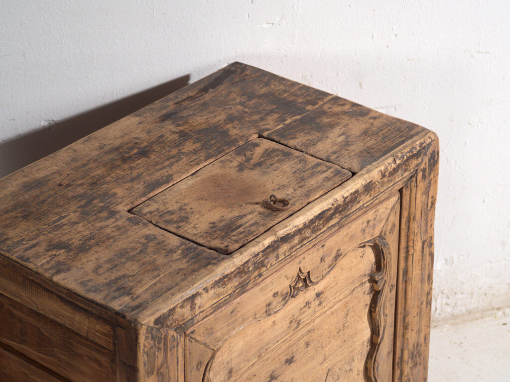 Low Shanxi cabinet in elm with carved door – China, circa 1930