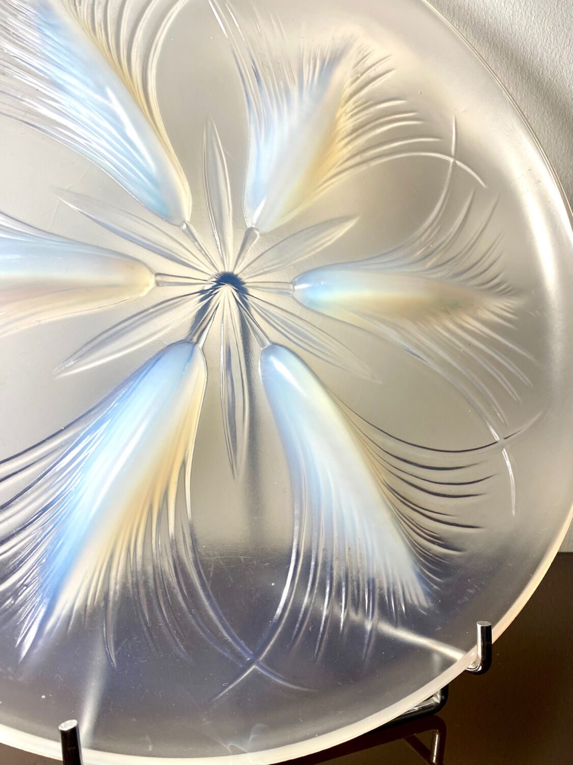 Verlys opalescent /opaline decorative tray (d.32.3cm)