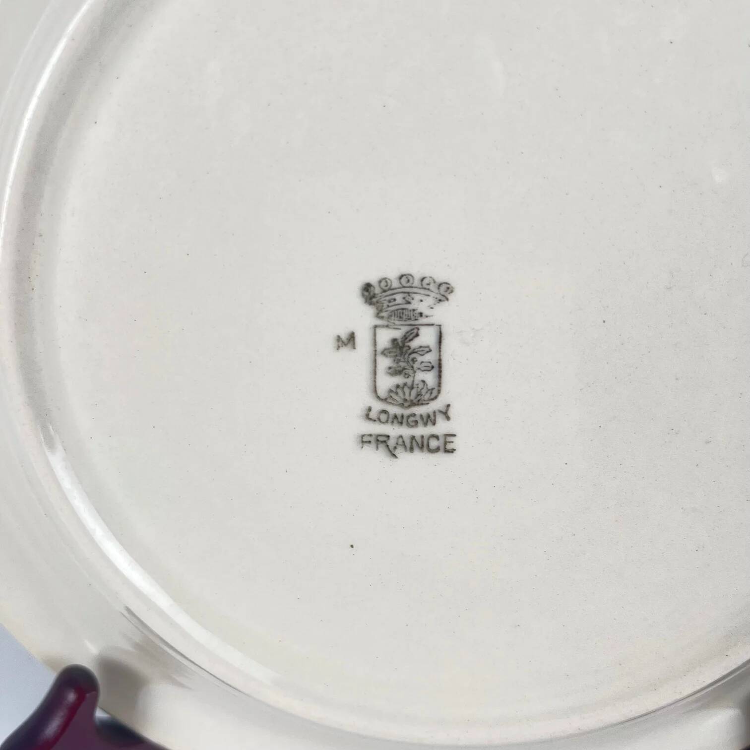 Set de 6 assiettes demi-creuse Longwy, début XXème siècle, décor floral