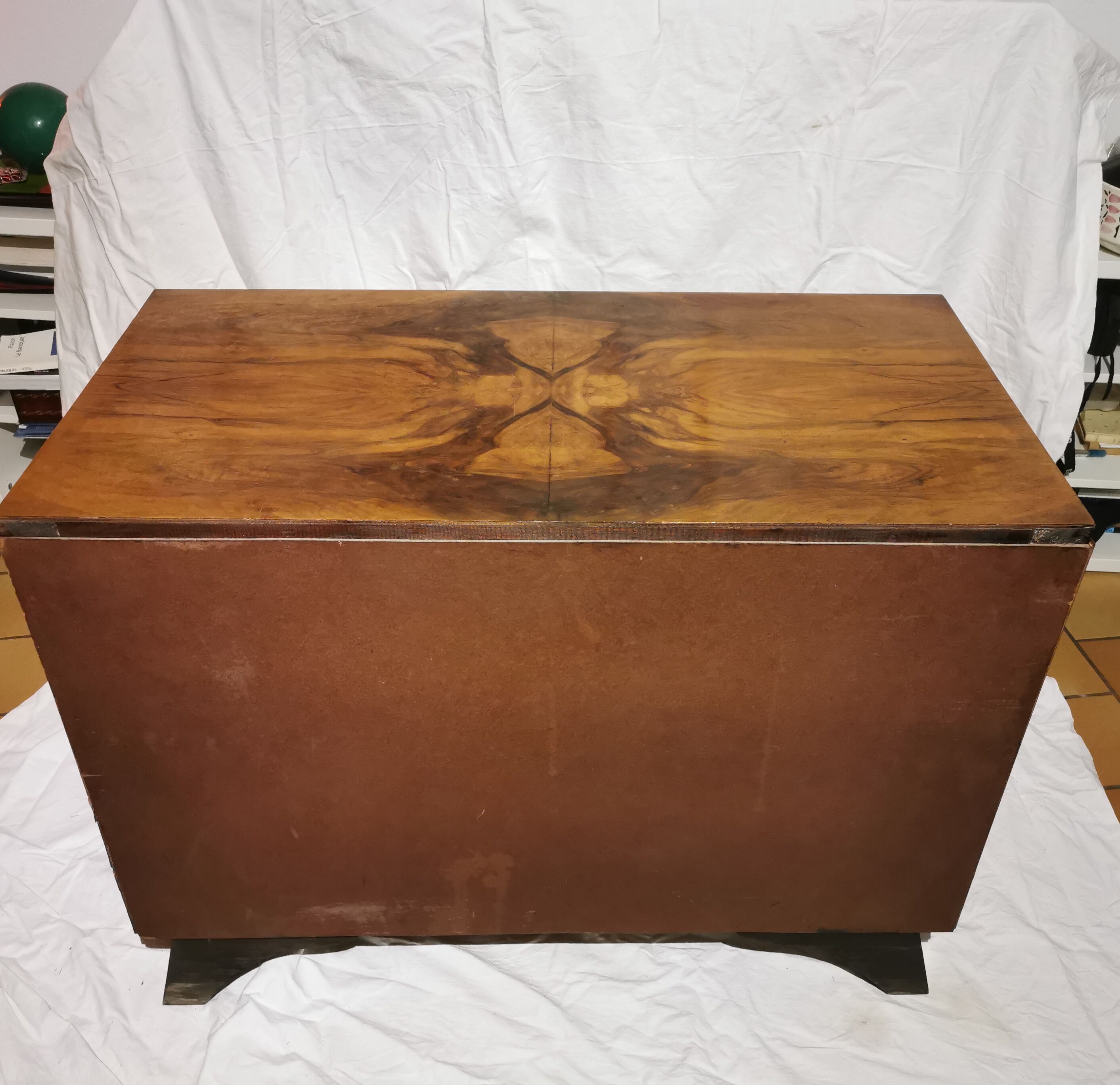Art Deco chest of drawers in walnut magnifying glass with whiskers