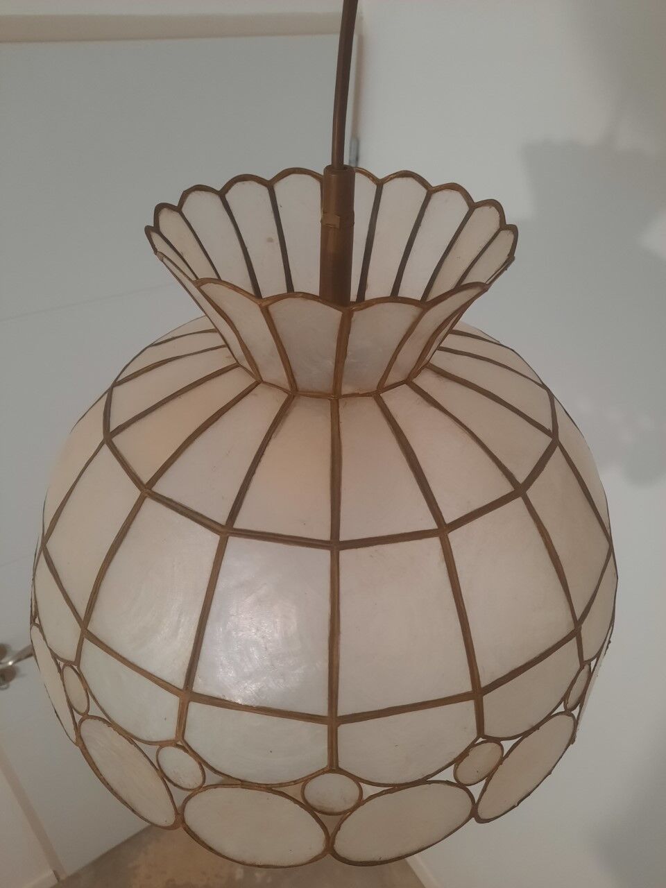 Mother-of-pearl and brass suspension