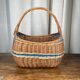 Panier en osier avec anse et scoubidou bleu