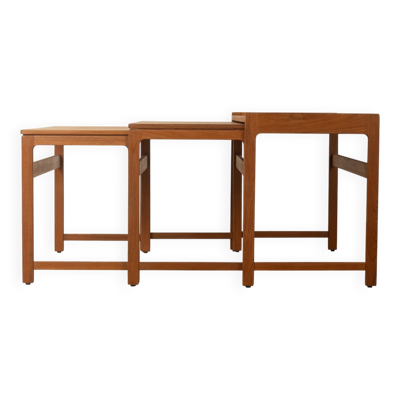 Ensemble de trois tables gigognes en teck.