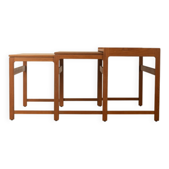 Elegant set of three nesting tables made of teak
