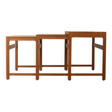 Elegant set of three nesting tables made of teak