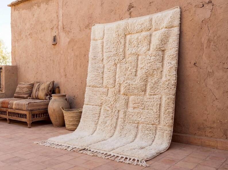 Authentic Moroccan white Berber rug from the Atlas, size 150/250 cm.