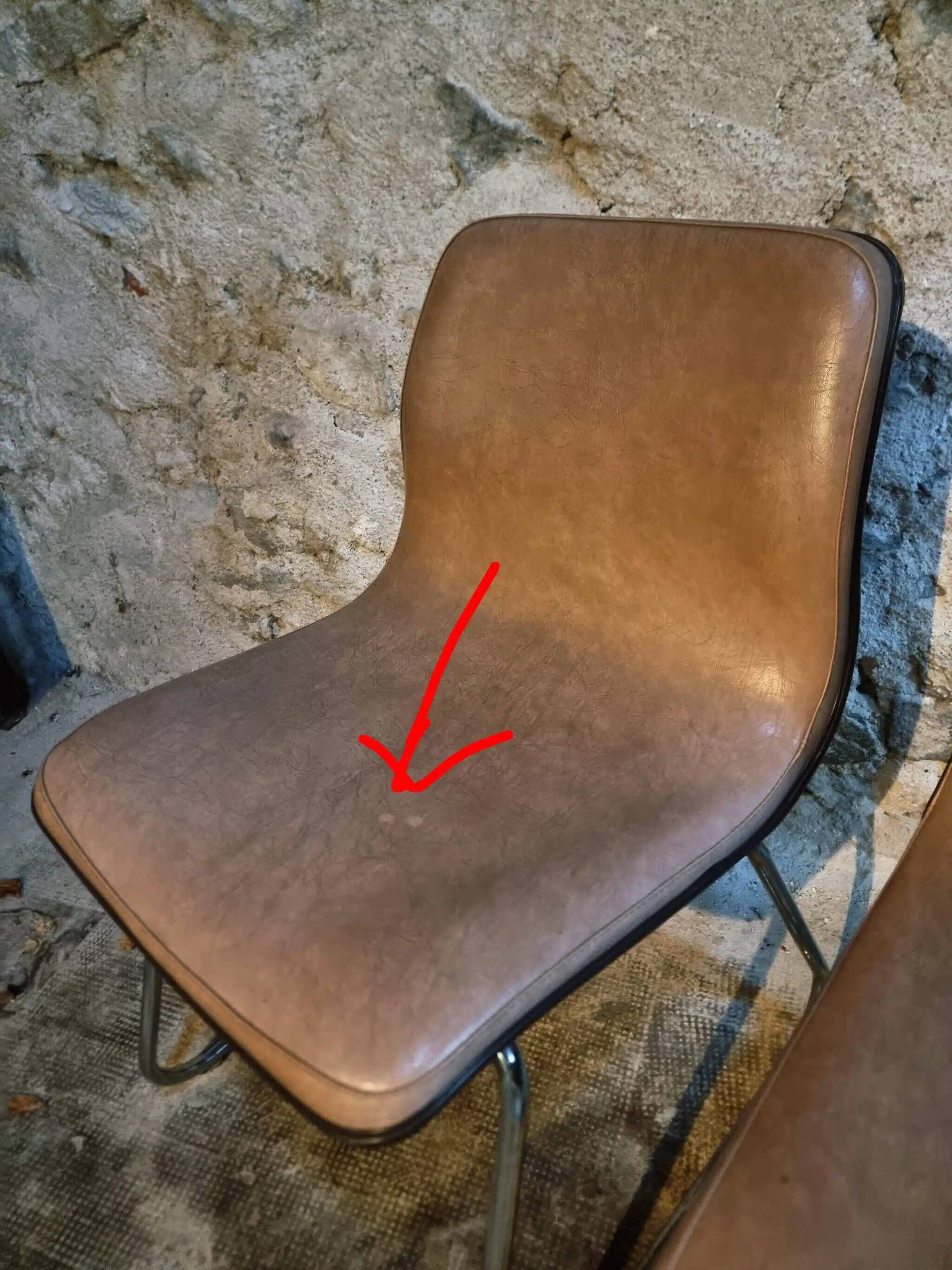 Ensemble de quatre chaises vintage françaises à piètement luge en vinyle beige-taupe, 1976
