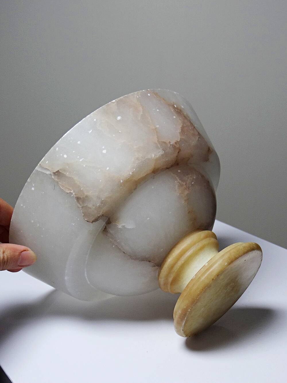 Vintage Italian alabaster footed bowl in white and beige, 1960s.