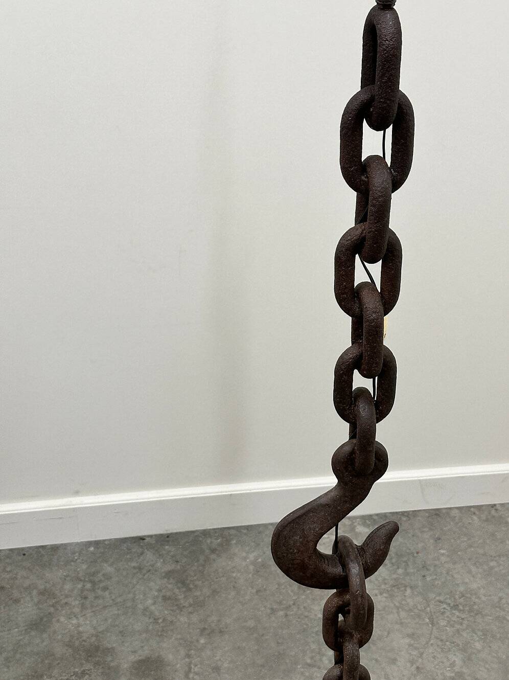 Brutalist cast iron & marine chain links floor lamp, France 1960s.