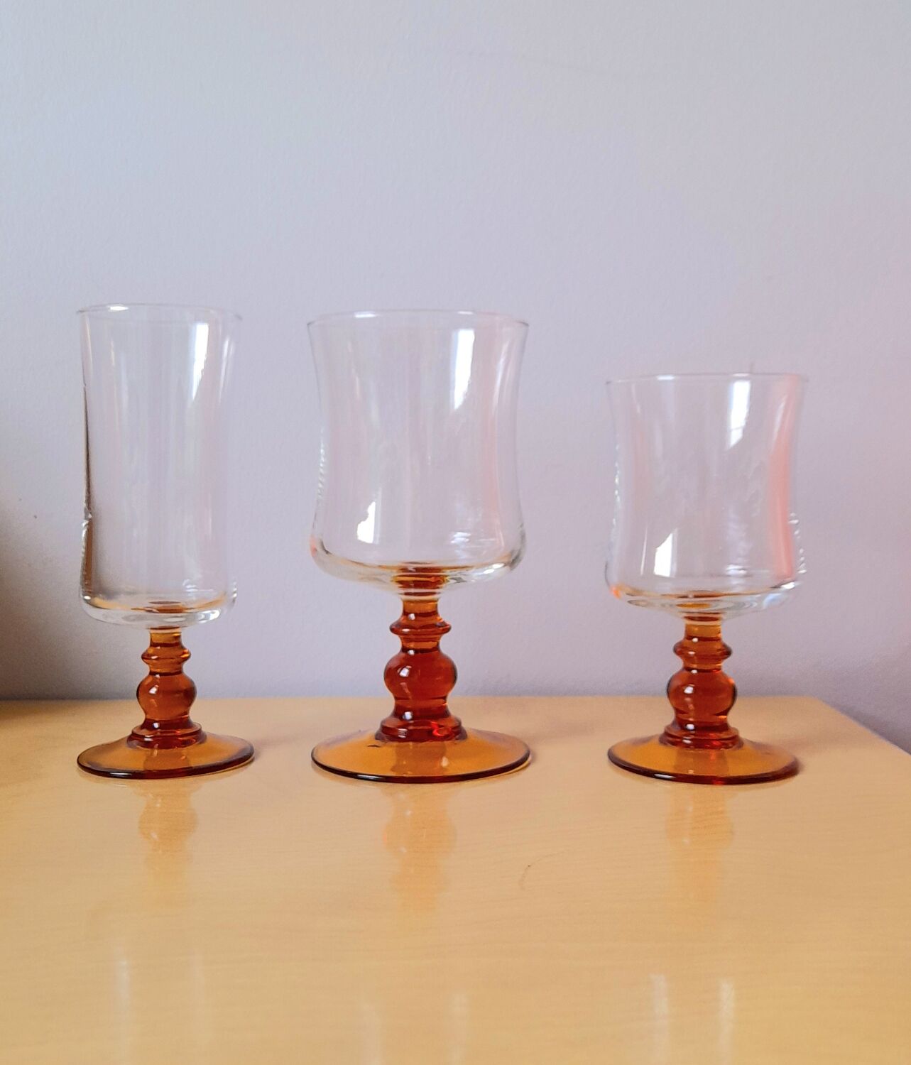 Service of 18 glasses with amber feet 70s