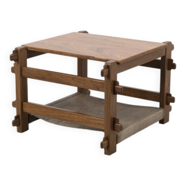 Table basse brutaliste avec porte-revues