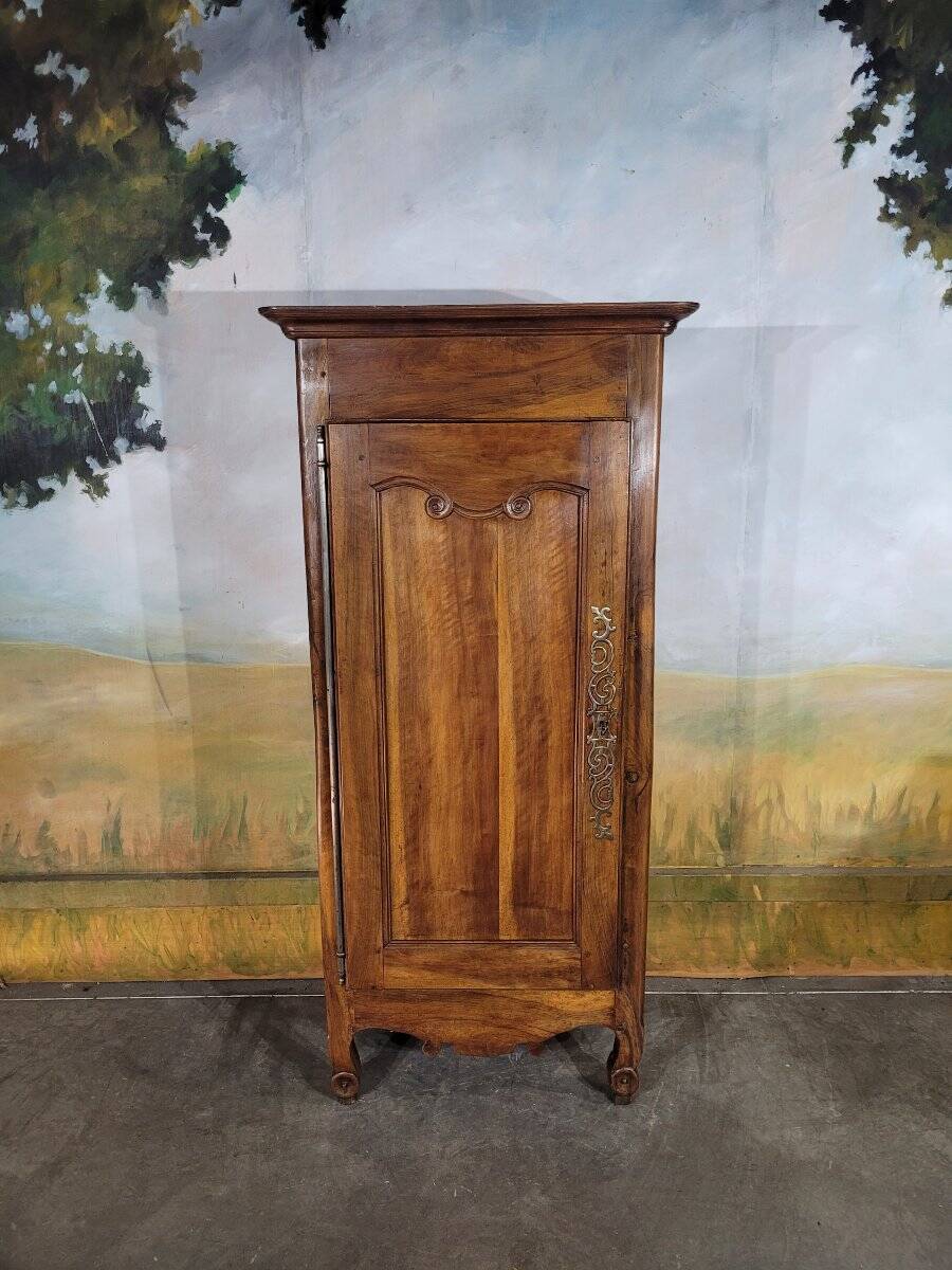 Small walnut bonnetière from the early 19th century.