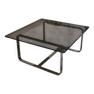 Table basse Roche Bobois 1970 verre fumé piètement en métal chromé.