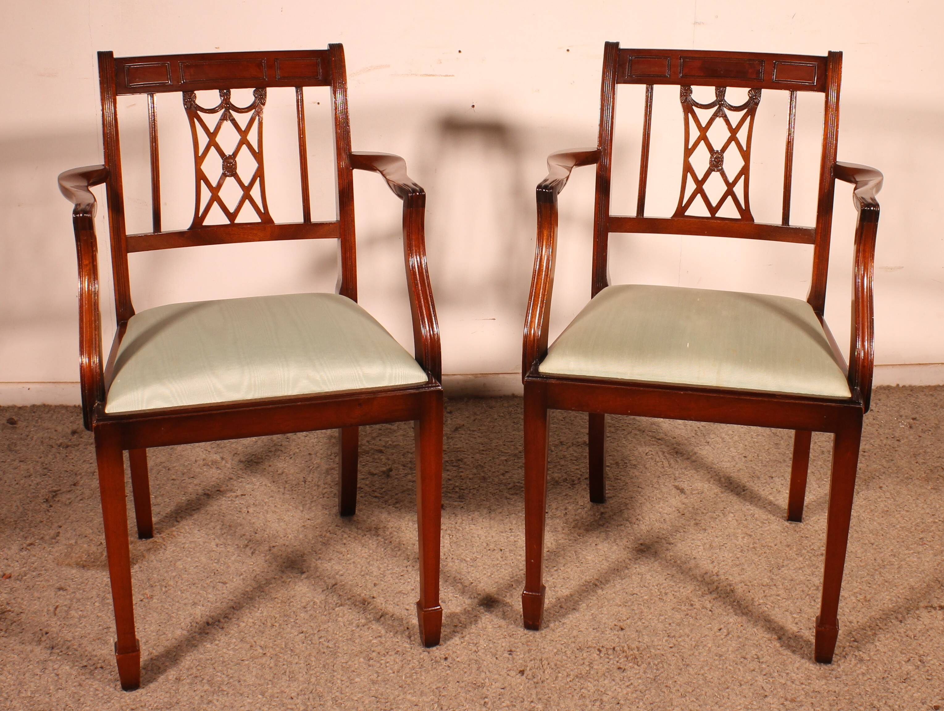 pair of mahogany armchairs in Hepplewhite style