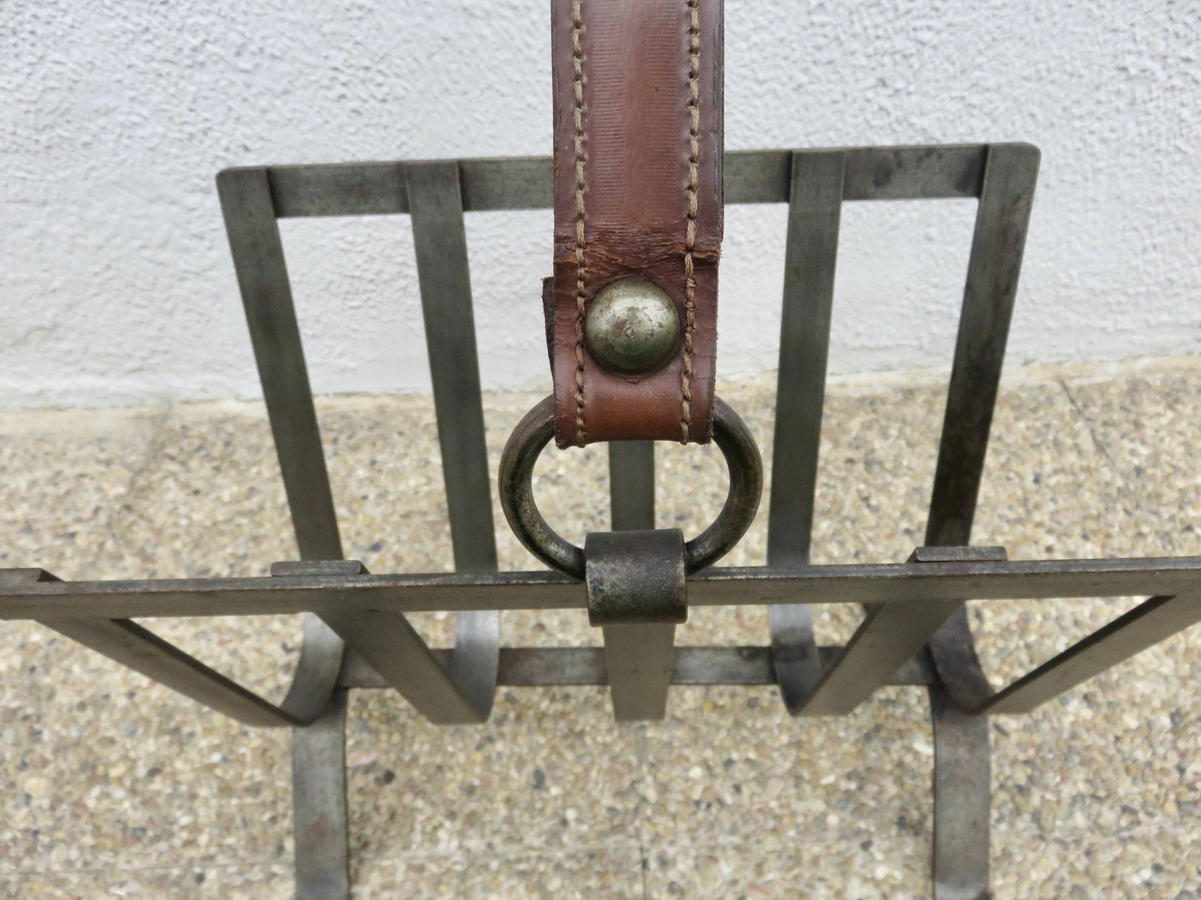 Porte revue en acier brut et cuir, dans le style de Jacques Adnet