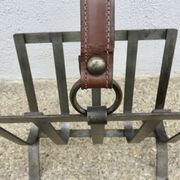 Porte revue en acier brut et cuir, dans le style de Jacques Adnet