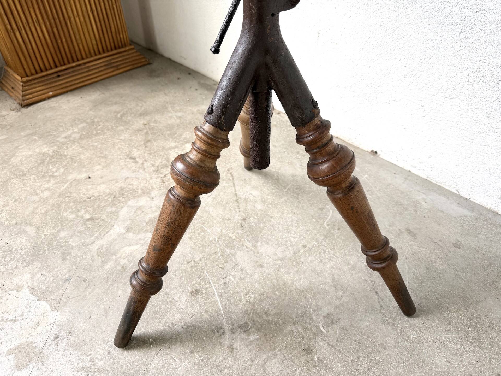 Tripod workshop stool in turned wood and cast iron — circa 1900