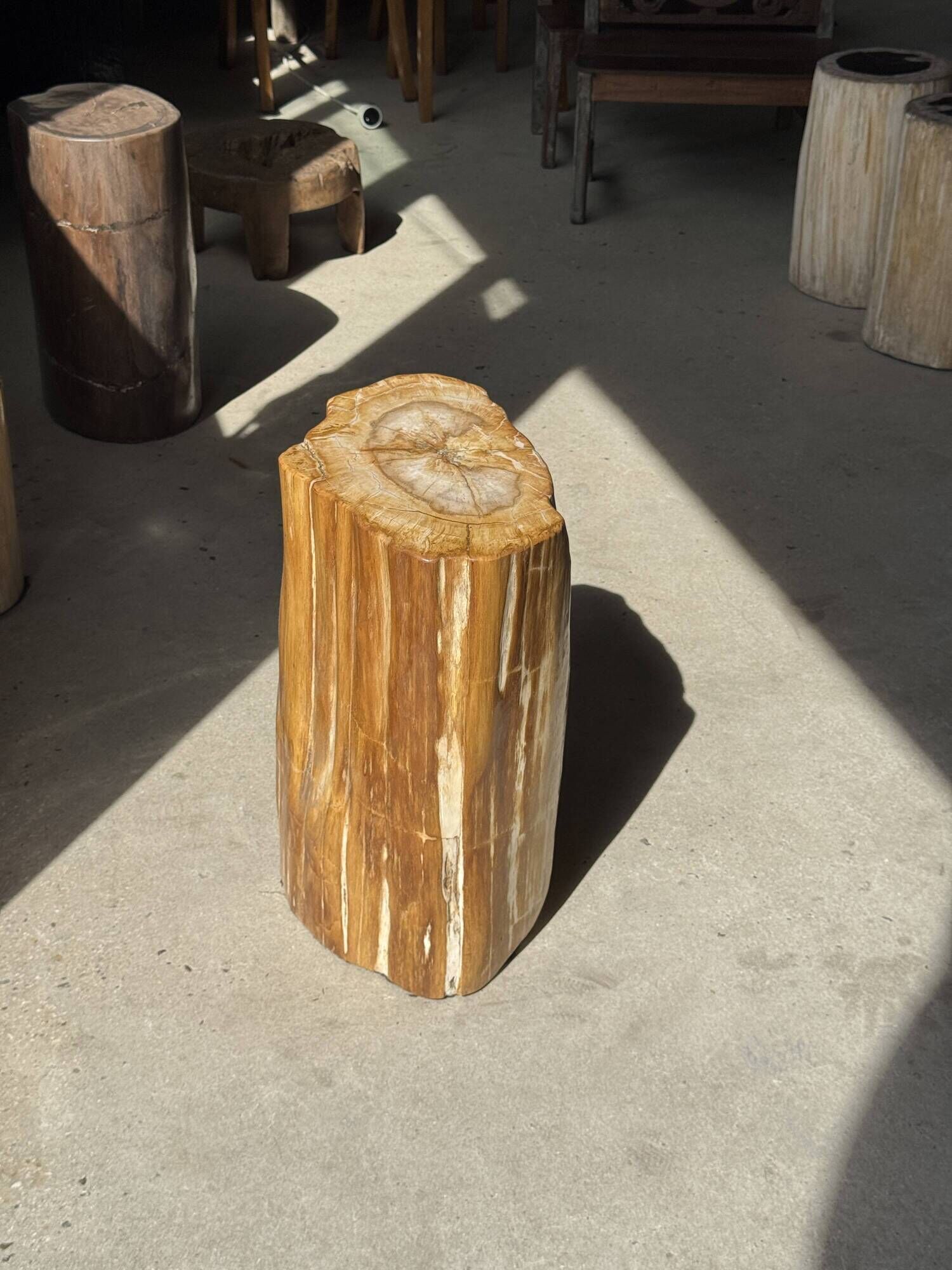 Table d'appoint en bois pétrifié orange doré et blanche ovale H46 D38 - 333