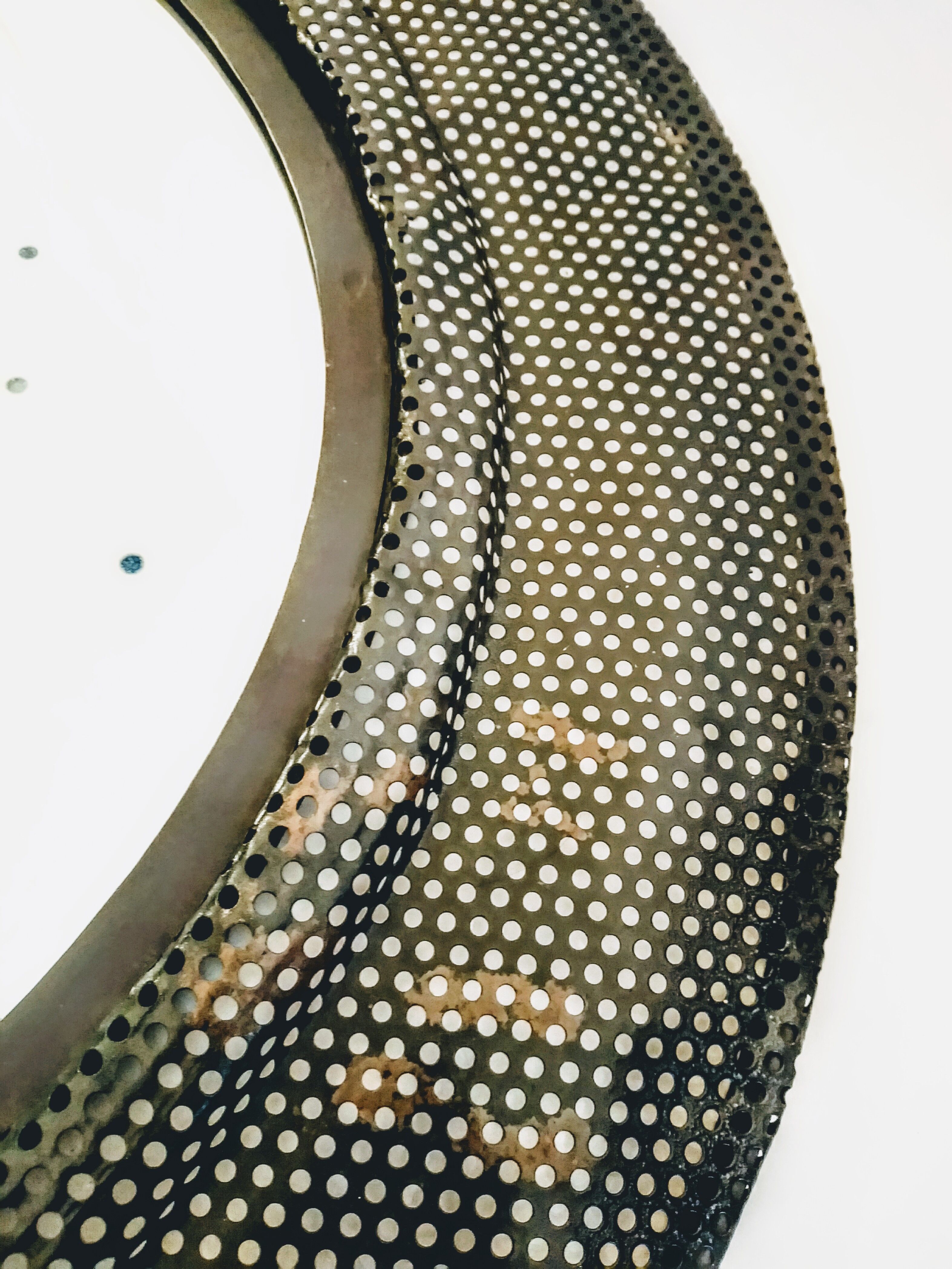 Miroir circulaire en tôle perforé laqué noir vintage circa 1970