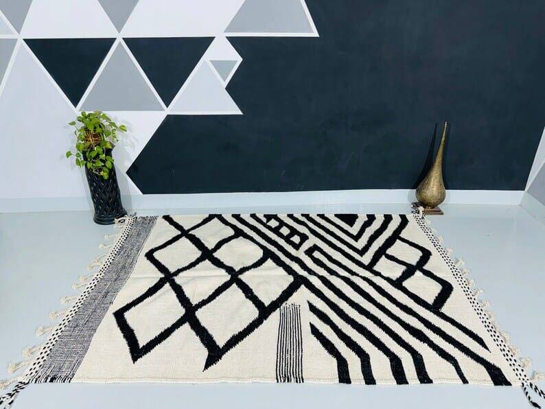 Handmade black and white traditional Moroccan kilim rug size 150x250.