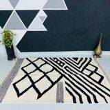 Handmade black and white traditional Moroccan kilim rug size 150x250.