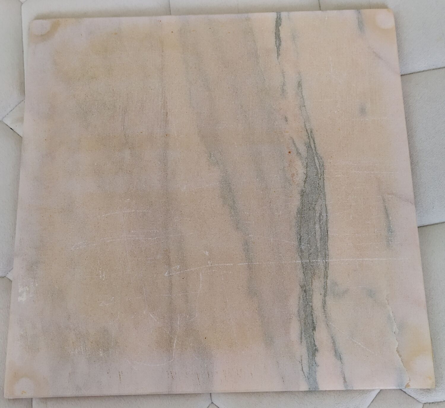 Alabaster harness brass foot