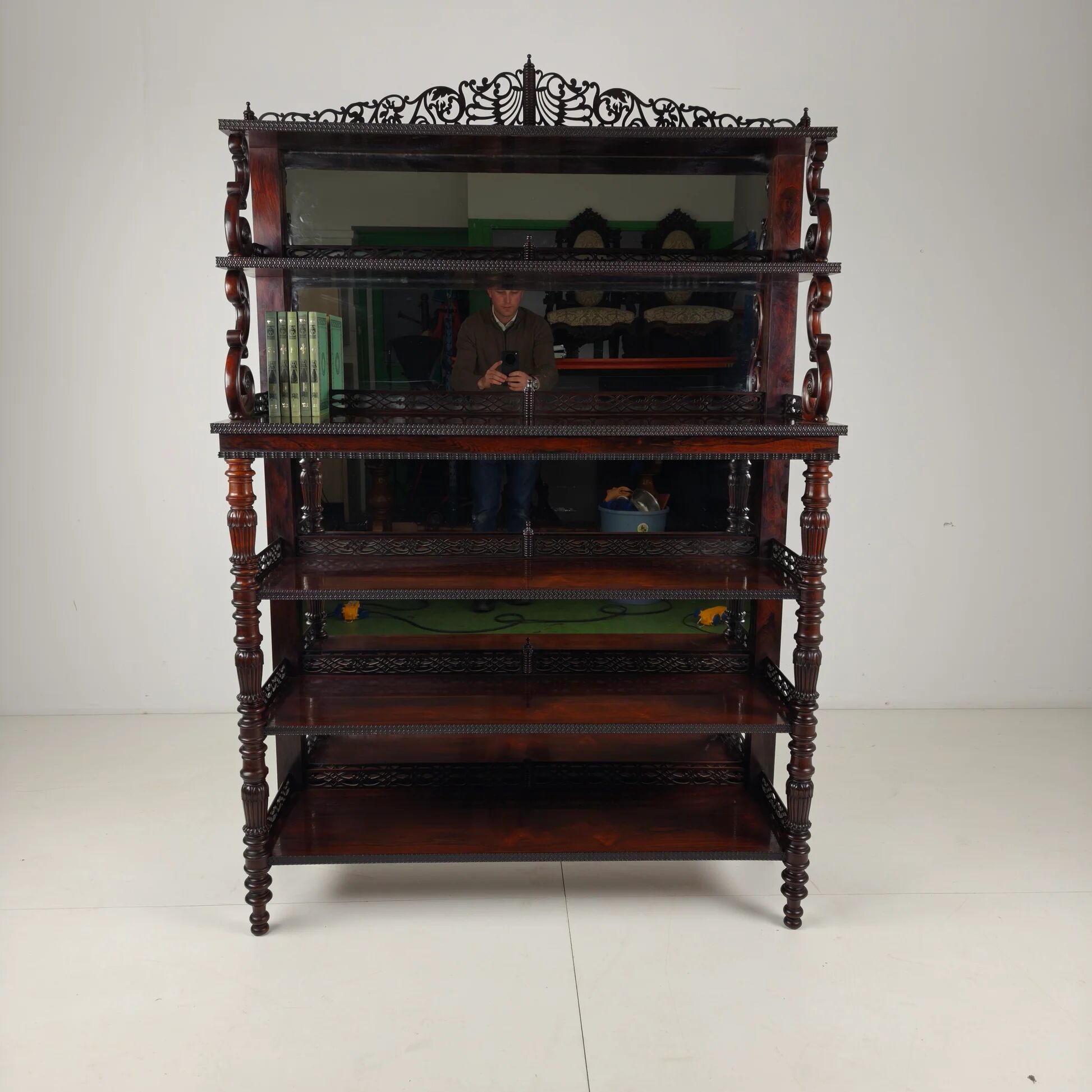 Fine quality étagère with crest – Regency / William IV period, 19th century