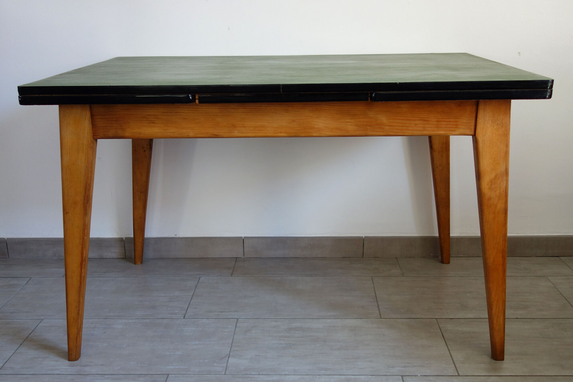 Table bois lino vert années 60